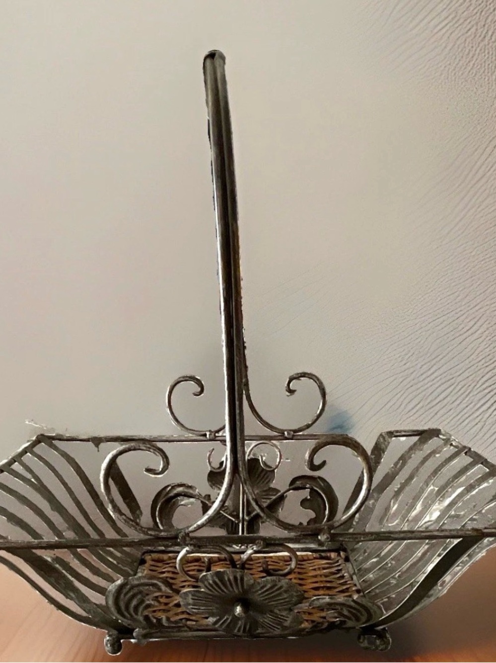 Shabby Chic Wrought Iron Style Flower Basket – Ornate Metal Fruit Bowl / Caddy